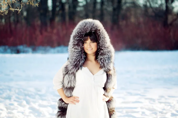 Giovane donna nel parco invernale — Foto Stock