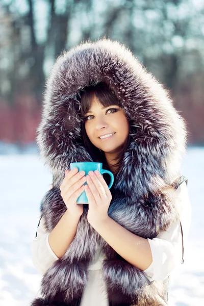 Junge Frau mit einer Tasse Heißgetränk — Stockfoto