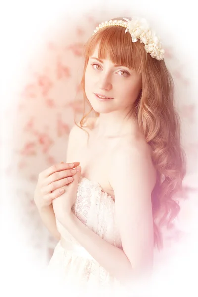 Młoda kobieta w sukni wzór koronki — Zdjęcie stockowe