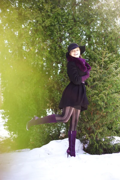 Jovem mulher no parque de inverno — Fotografia de Stock