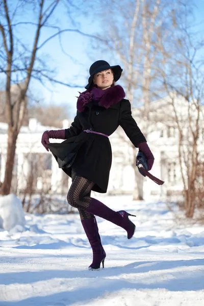 Νεαρή γυναίκα στο χειμερινό πάρκο — Φωτογραφία Αρχείου