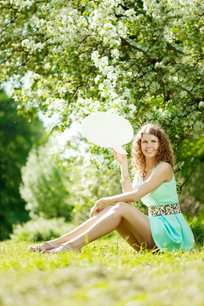 Vrouw met witte zeepbel praten in zomer park — Stockfoto