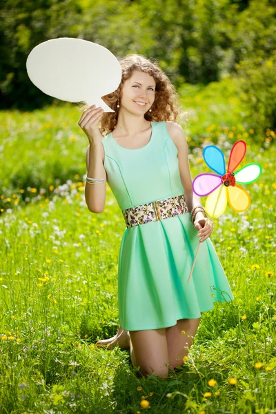 Vrouw met witte zeepbel praten in zomer park — Stockfoto