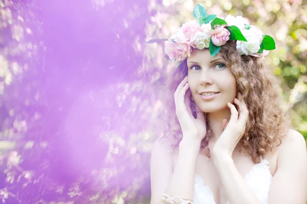 Young beauty woman in blooming garden — Stock Photo, Image