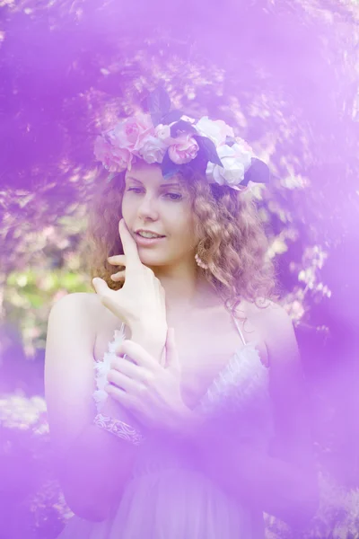 Mujer joven belleza en el jardín floreciente — Foto de Stock