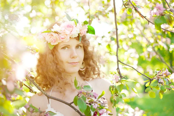 Jovem mulher de beleza no jardim florescente — Fotografia de Stock