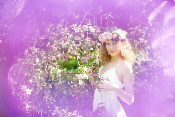 Giovane donna di bellezza in giardino fiorito — Foto Stock