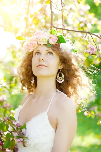 Mujer joven belleza en el jardín floreciente — Foto de Stock