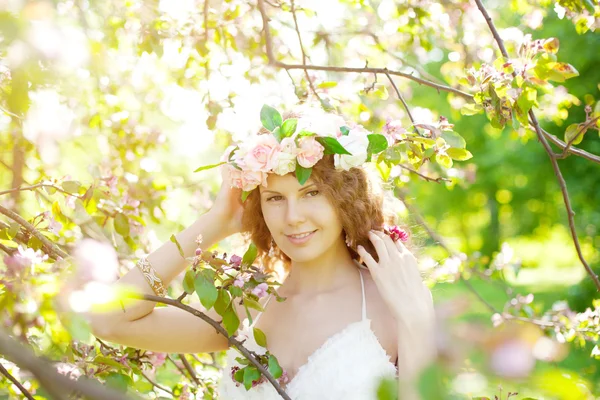 A fiatal szépség nő virágzó kert — Stock Fotó