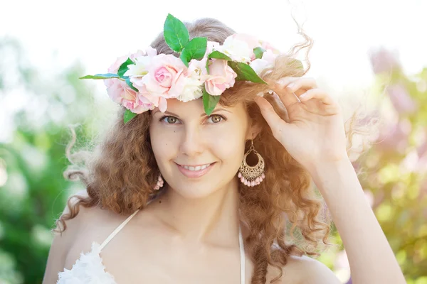 Unga skönhet kvinna i blommande trädgård — Stockfoto