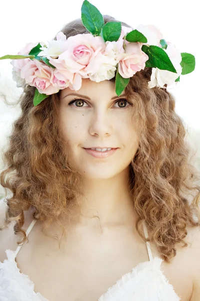 Jovem mulher de beleza no jardim florescente — Fotografia de Stock