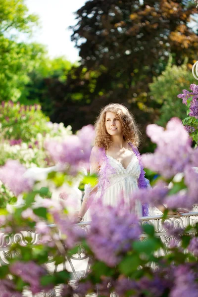 Jovem mulher no jardim florescente — Fotografia de Stock