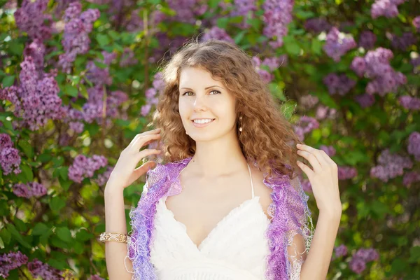 Jovem mulher no jardim florescente — Fotografia de Stock