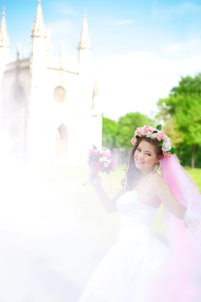 Joven novia en una corona de flores — Foto de Stock