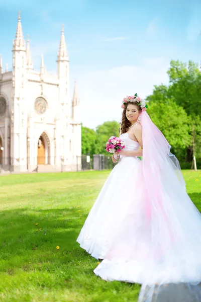 Joven novia en una corona de flores —  Fotos de Stock