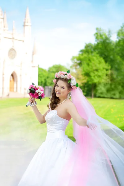 Joven novia en una corona de flores —  Fotos de Stock