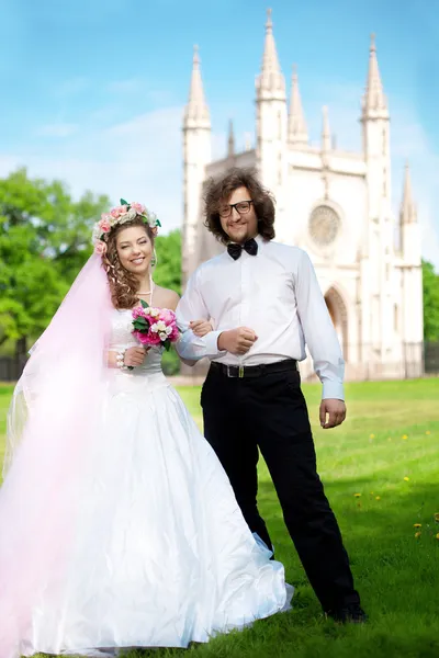 Giovane sposa e sposo innamorati — Foto Stock