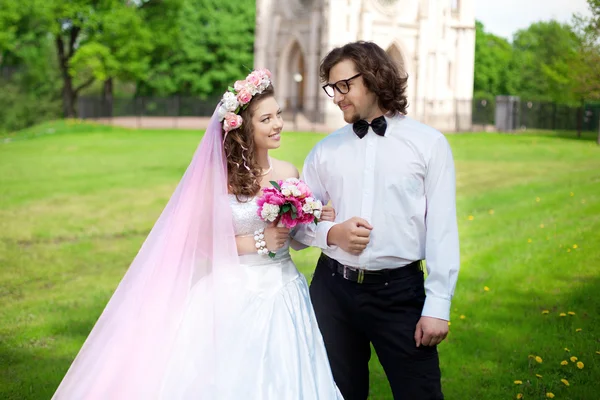 Jong bruidspaar verliefd — Stockfoto
