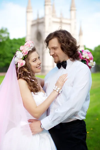 Unga bruden och brudgummen i kärlek — Stockfoto