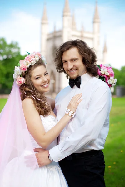 Joven pareja de boda en el amor — Foto de Stock