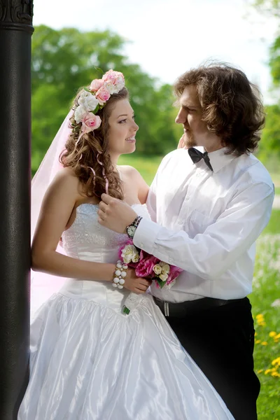 Joven pareja de boda en el amor — Foto de Stock