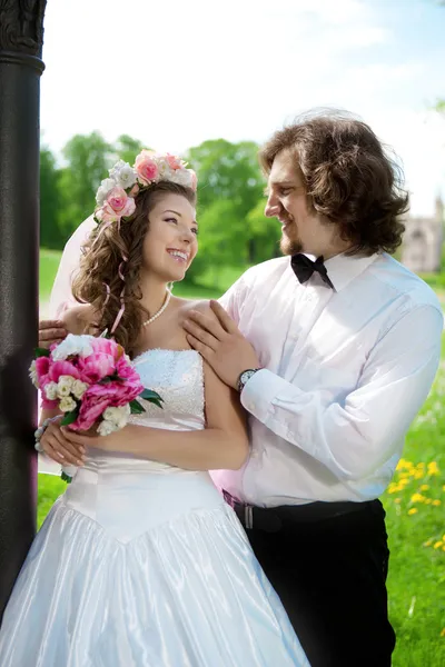 Jovem casal de casamento apaixonado — Fotografia de Stock