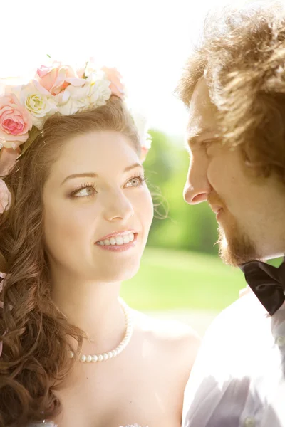 Joven pareja de boda en el amor — Foto de Stock