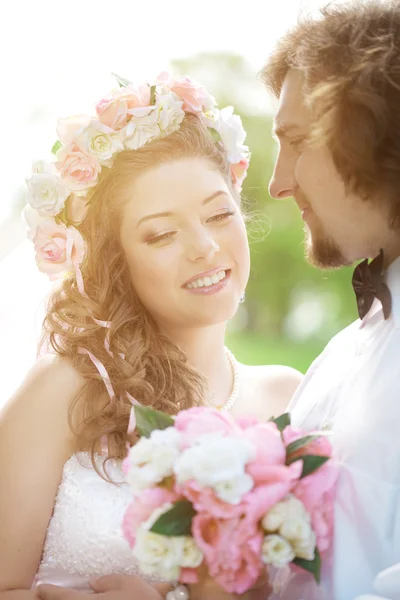 Joven pareja de boda en el amor — Foto de Stock