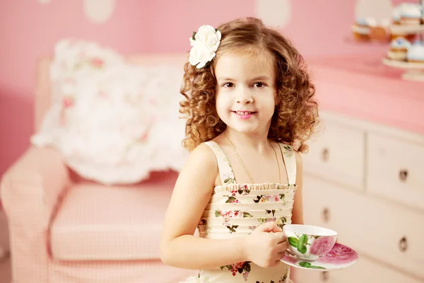 Pequena menina doce com chá Fotos De Bancos De Imagens