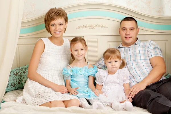 Familia feliz sonriendo en casa Fotos de stock libres de derechos