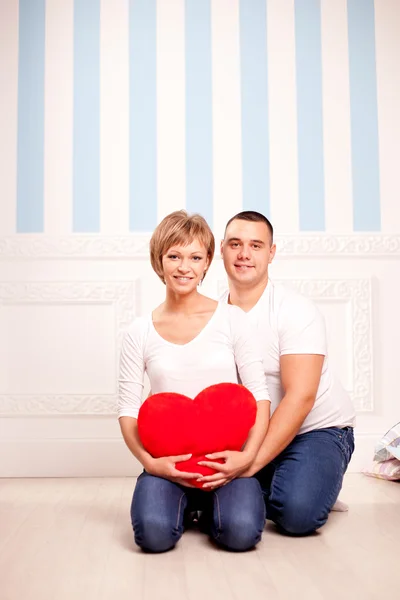 Et par forelskede klemmer hjemme royaltyfrie gratis stockbilder