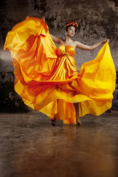 Señora en vestido de seda voladora Fotos de stock libres de derechos