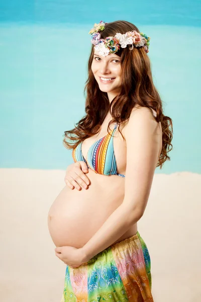 Mulher grávida na praia Imagem De Stock