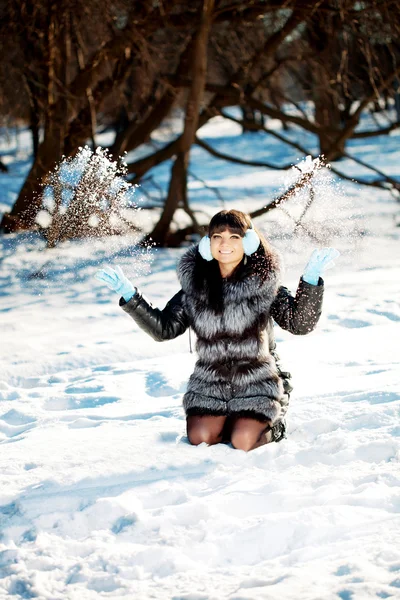 Junge Frau im Winterpark Stockfoto