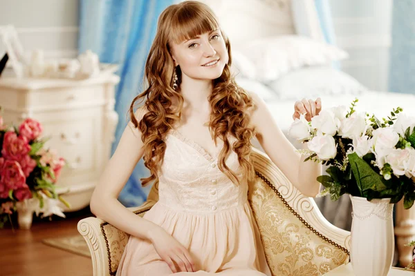 Tineri femeie frumoasă într-un dormitor Fotografie de stoc