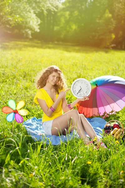 Felicità giovane donna a un picnic nel parco Fotografia Stock