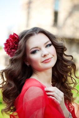 parlak kırmızı elbiseli güzel kadın