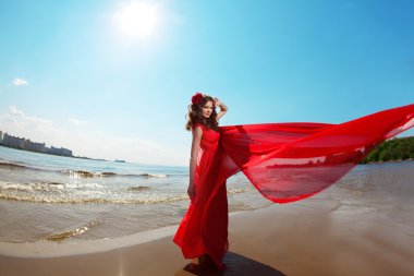 parlak kırmızı elbiseli güzel kadın