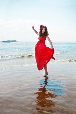 parlak kırmızı elbiseli güzel kadın