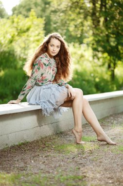 açık havada güzel genç bir kadın