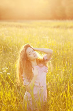 bir alandaki gülümseyen gün batımında