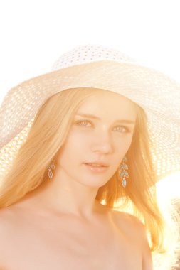 gün batımında sahilde güzellik kadın