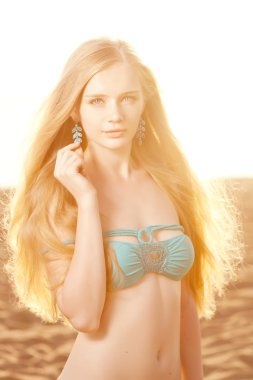 gün batımında sahilde güzellik kadın