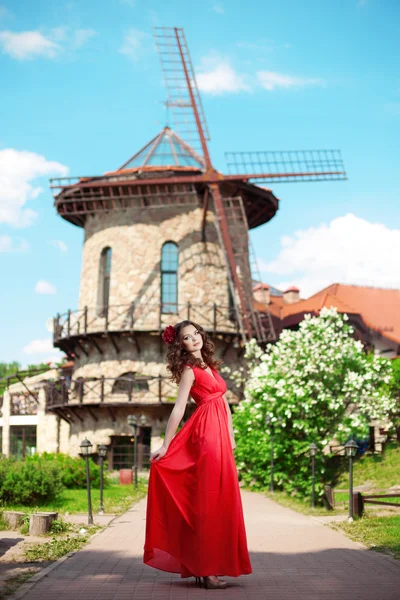 Bella donna in un abito rosso brillante — Foto Stock