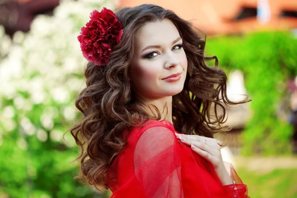 Mulher bonita em um vestido vermelho brilhante — Fotografia de Stock