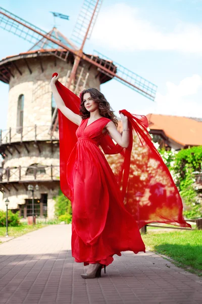 Mulher bonita em um vestido vermelho brilhante — Fotografia de Stock