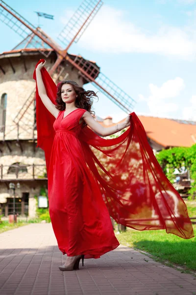 Belle femme dans une robe rouge vif — Photo