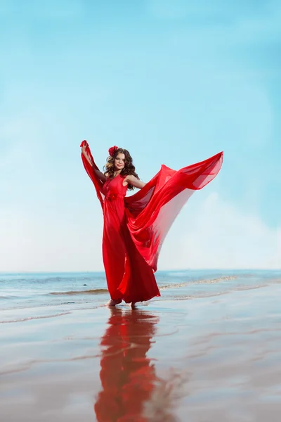 Mulher bonita em um vestido vermelho brilhante — Fotografia de Stock