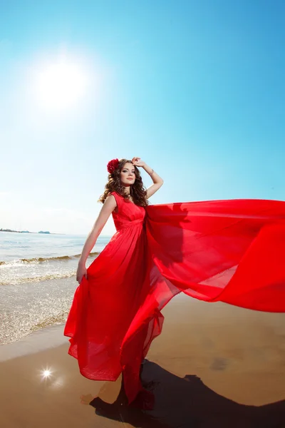 Mulher bonita em um vestido vermelho brilhante — Fotografia de Stock