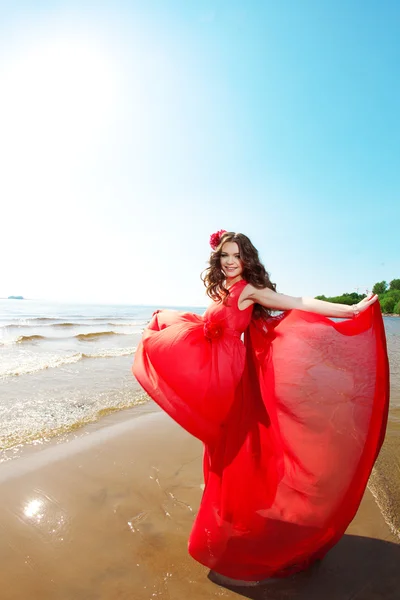 Parlak kırmızı elbiseli güzel kadın — Stok fotoğraf